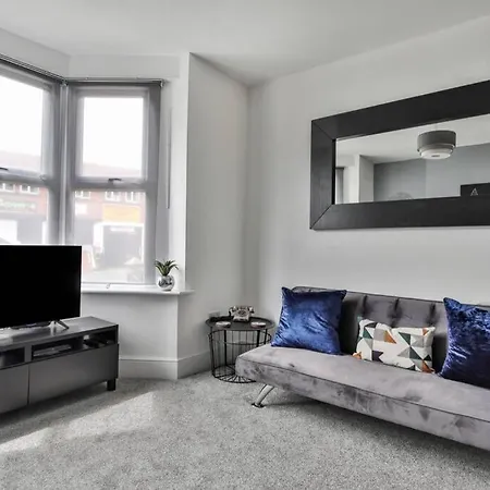 Refurbished Plush Great Transport Links Holiday home Sheffield