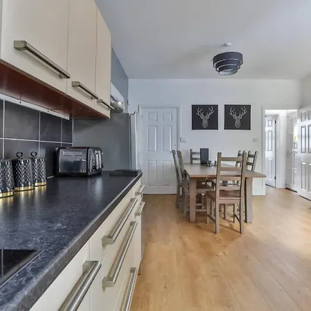 Holiday home Refurbished Plush Great Transport Links *