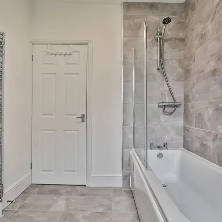 Refurbished Plush Great Transport Links * Sheffield