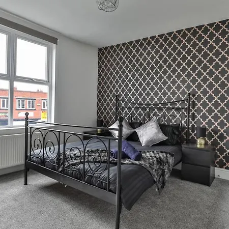 Refurbished Plush Great Transport Links Holiday home Sheffield